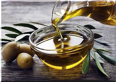 Olive oil helps remove chewing gum stuck in the hair.