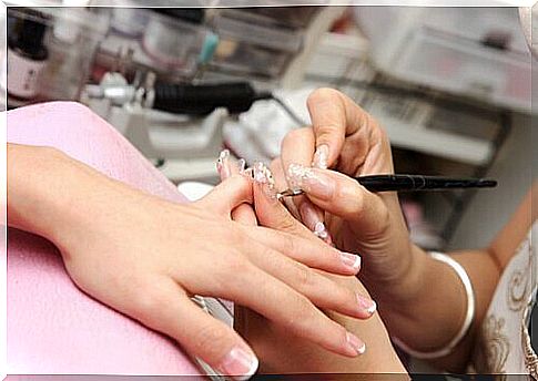 5 signs of poor health visible on the nails: dry and brittle nails