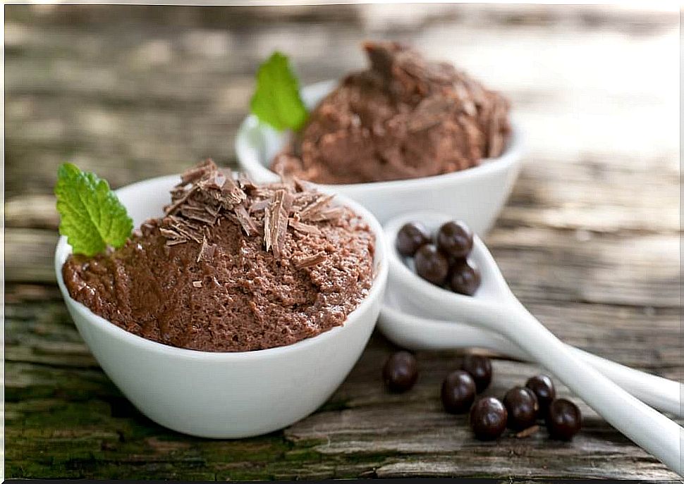 Healthy desserts: low calorie chocolate mousse.