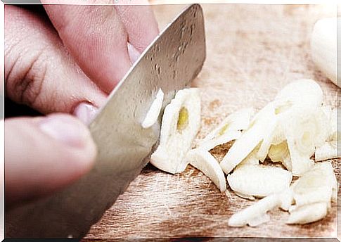 one of the natural remedies for removing warts, garlic