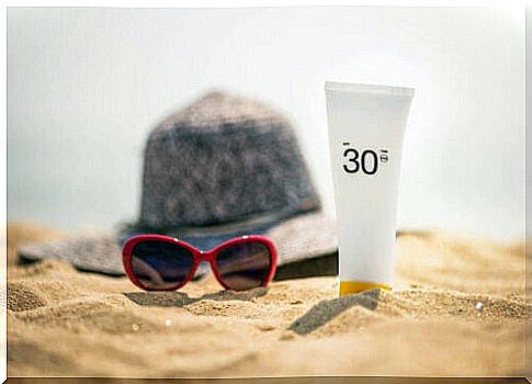 Protecting the skin from the sun is essential to prevent solar erythema.